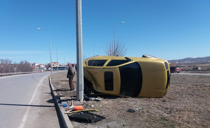 Köpeğe çarpmamak için direksiyonu kırdı, takla attı