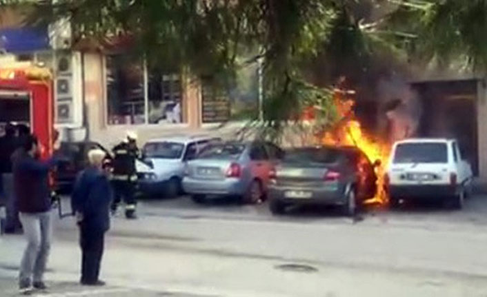 Denizli'de otomobil alev alev yandı