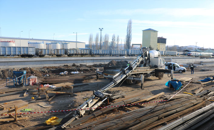 Devrilen vincin altında kalan işçi ağır yaralandı