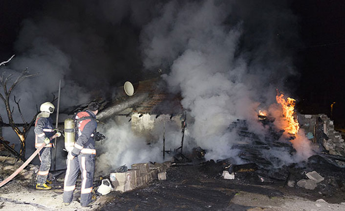 Yangında mahsur kalan kişileri "Gece Kartalları" kurtardı