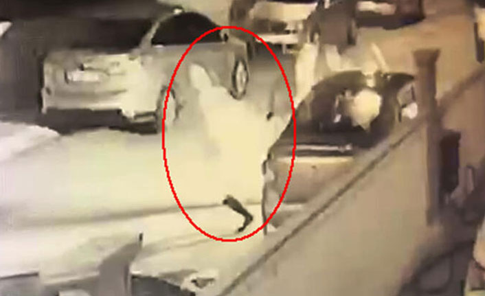 Platonik aşık olduğu kişinin, sevgilisinin arabasını yaktı