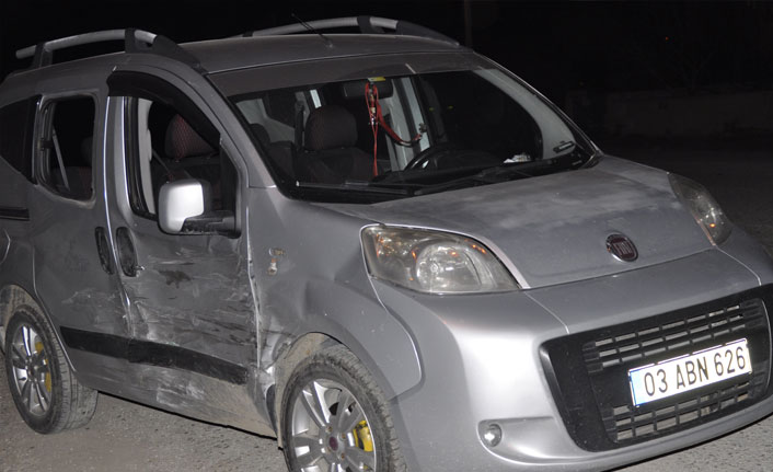 Afyonkarahisar'da 2 otomobil çarpıştı