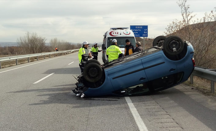 Bariyerlere çarpan otomobil takla attı