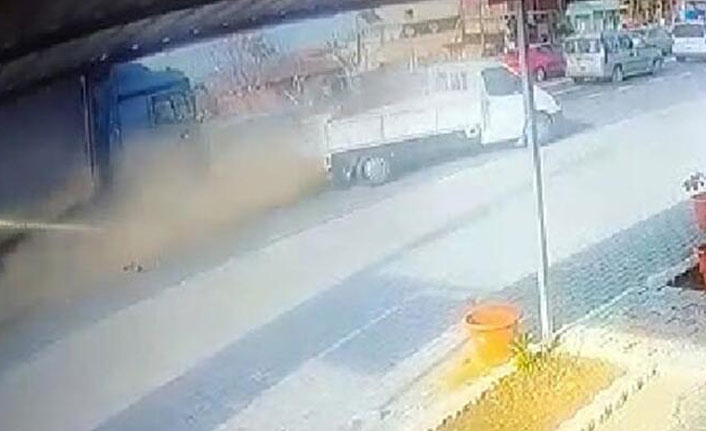 Manisa'da tır, kırmızı ışıkta bekleyen araçlara çarptı