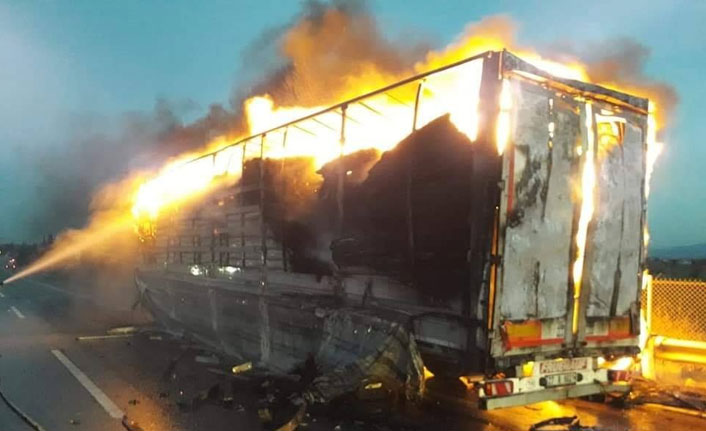 Halı yüklü tır alev alev yandı