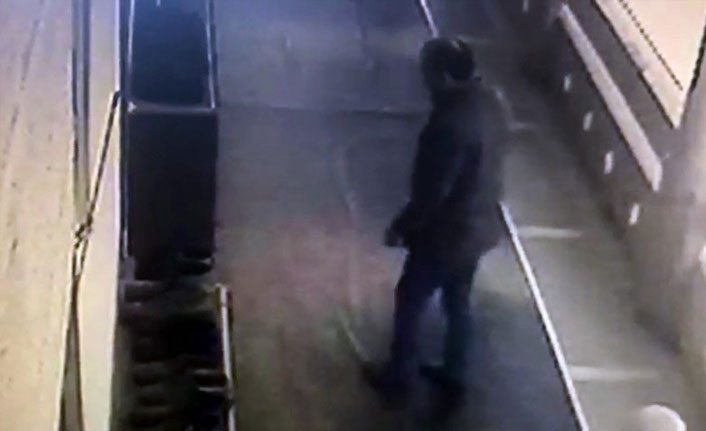 Camiden ayakkabı hırsızlığı kameraya böyle yansıdı
