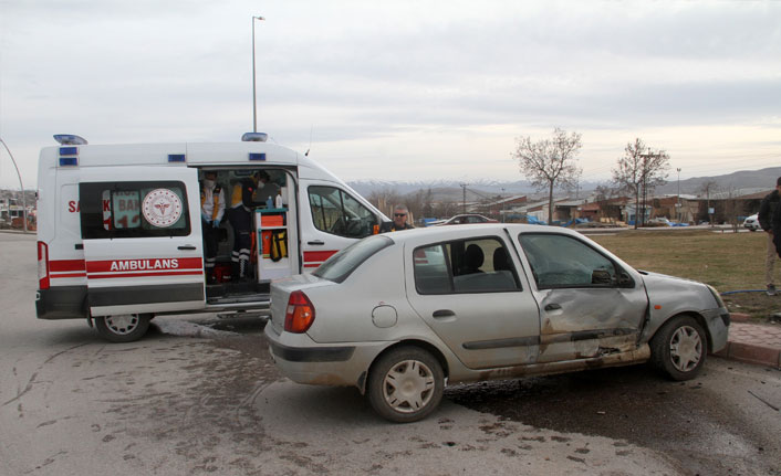 Elazığ’da minibüs ile otomobil çarpıştı