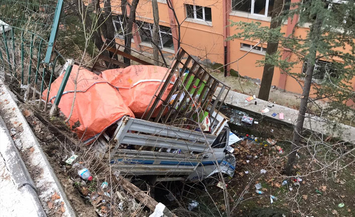 Ankara’da kamyonet okul bahçesine uçtu