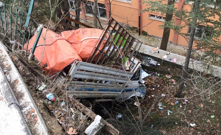 Kamyonet okul bahçesine uçtu: 3 yaralı