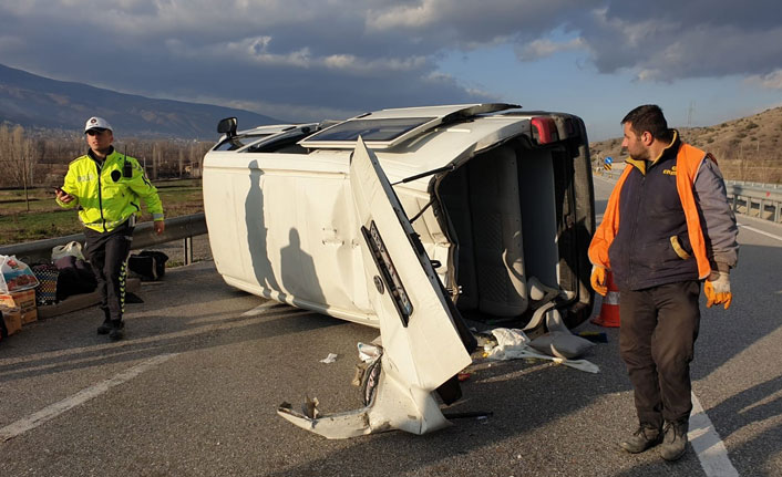 Cenazeye giden minibüs takla attı