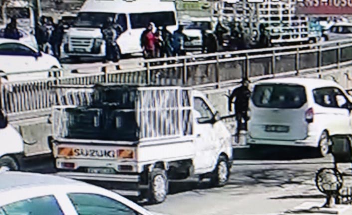 Şanlıurfa'da tüp yüklü kamyon kadına çarptı