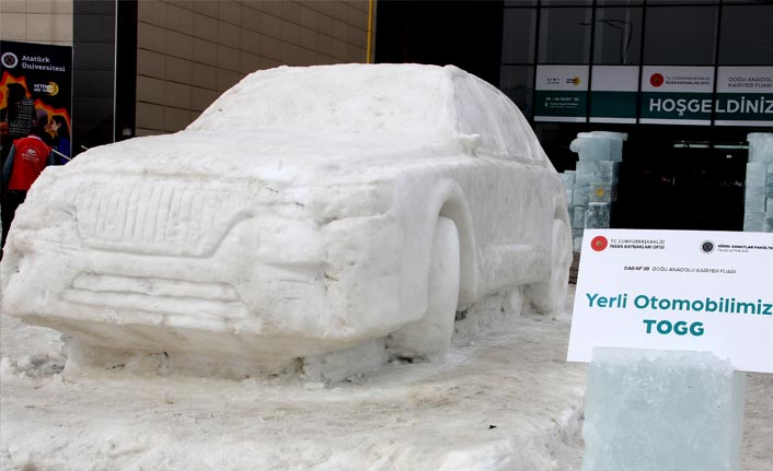 Yerli otomobilin buzdan heykelini yaptılar