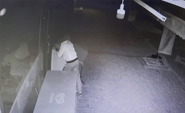 Maskeli hırsız marketi soyup kaçtı