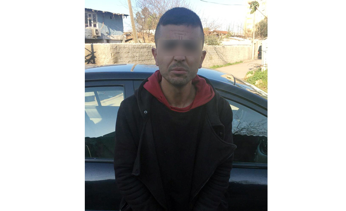 Bir eliyle hırsızlık yaptı, bir eliyle yüzünü kapattı