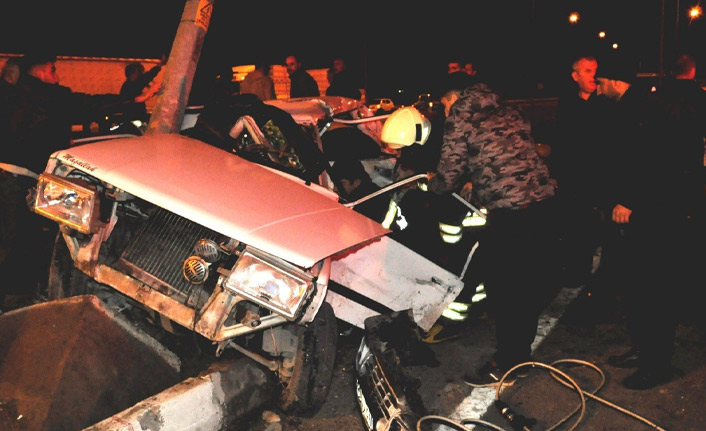 Hafif ticari araçla otomobil çarpıştı: 1 ölü, 9 yaralı