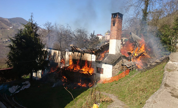 Trabzon'da çıkan yangında ev kül oldu!