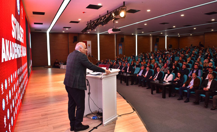 Zorluoğlu Siyaset Akademisi'nin açılışına katıldı