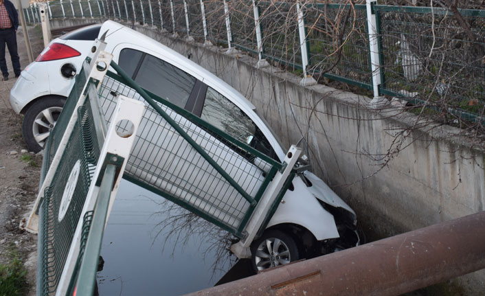 Otomobil sulama kanalına uçtu: 2 yaralı