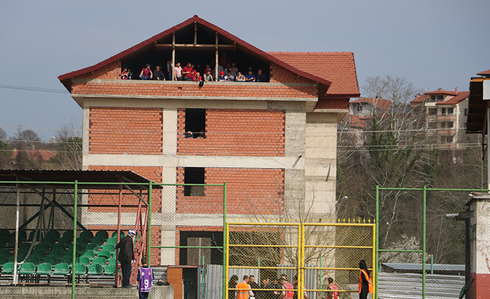 Cezalı maçta takımlarını desteklemek için bunu yaptılar
