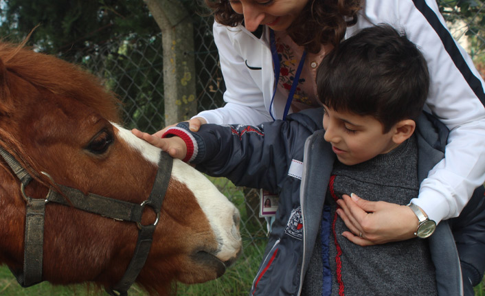 Otizmi yendi, ilk kelimesi ile sevince boğdu