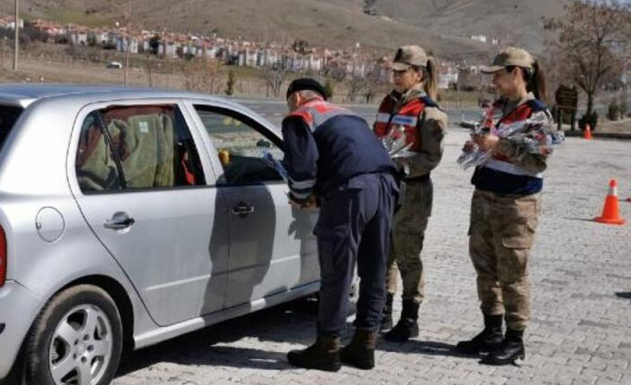 Jandarmadan trafikteki kadınlara karanfil