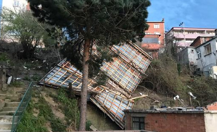 Şiddetli rüzgara çatılar dayanamadı