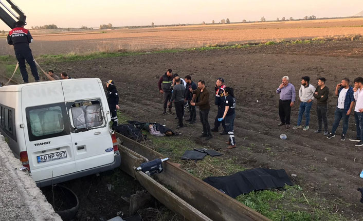 İşçi servisi şarampole devrildi: 3 ölü