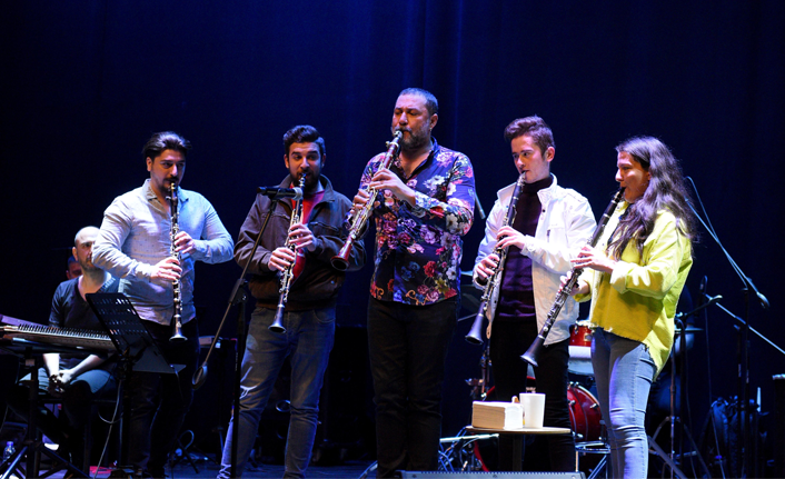 Hüsnü Şenlendirici, seyircilerle Harmandalı çaldı