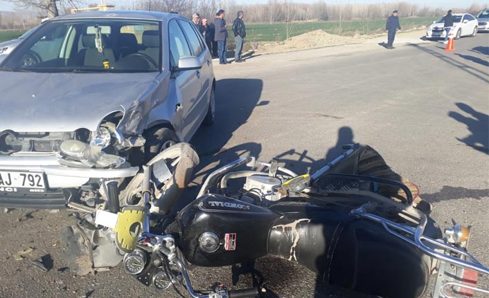 Otomobil motosikletle çarpıştı