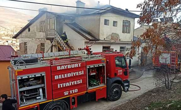 Bayburt'ta çıkan yangın korkuttu