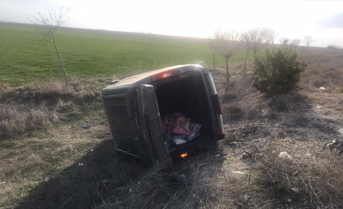 Konya’da hafif ticari araç devrildi