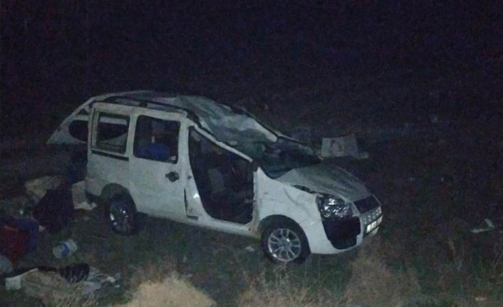 Hafif ticari araç takla attı