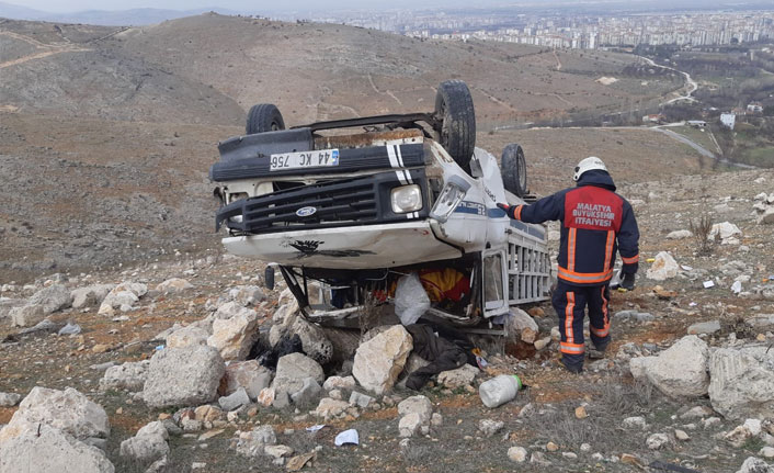 Malatya'da kamyon şarampole devrildi