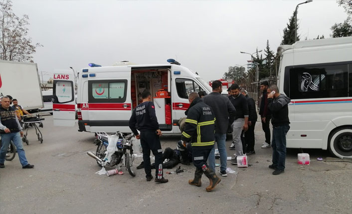 Motosiklet minibüse çarptı