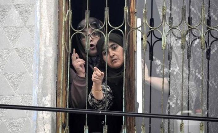 Evlerini yıktırmak istemediler anne ve kız kendini eve kitledi