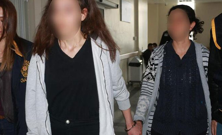 Babasını öldürdüğü iddia edilen genç kızla annesi adliyede