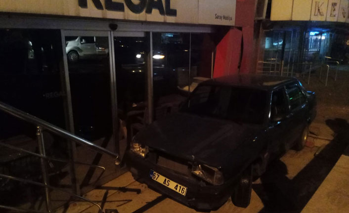 Alkollü sürücü yoldan çıkıp mobilya mağazasının önüne düştü