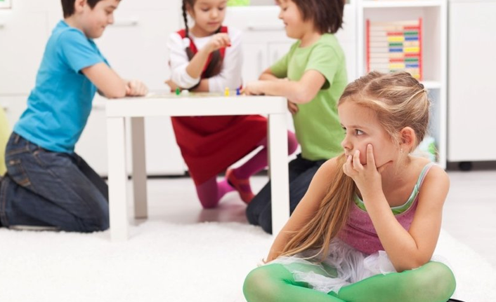 Sosyal anksiyete bozukluğu çocuklukta başlayıp yaşamı etkileyebiliyor