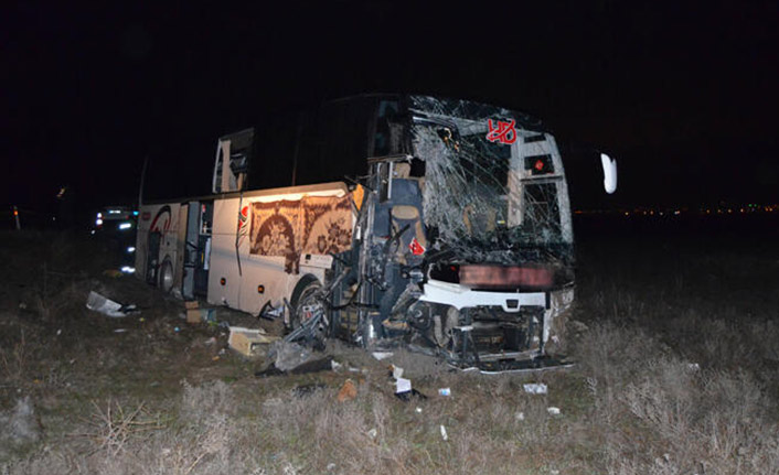 Yolcu otobüsü TIR'a çarptı! Çok sayıda yaralı var