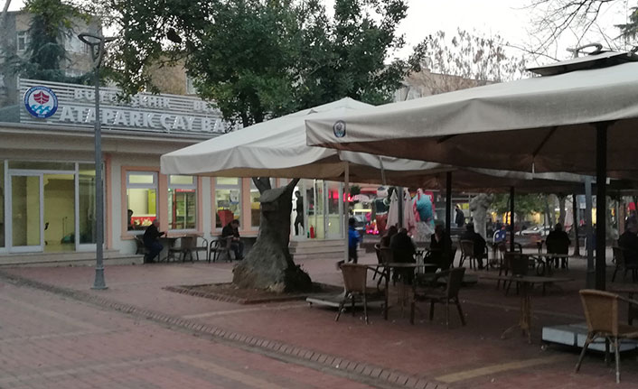 Trabzon'da çay bahçesi ve parklarda hizmete koronavirüs arası!