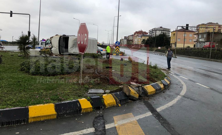 Trabzon’da kaza! Önce direğe çarptı sonra devrildi