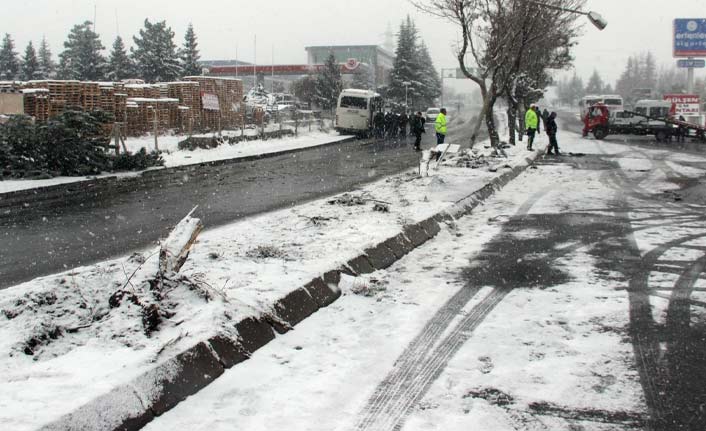 5 servis aracı ve tır çarpıştı: 18 yaralı