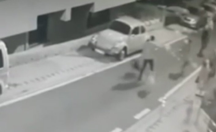 Silahla dehşet saçan şahıs kamerada