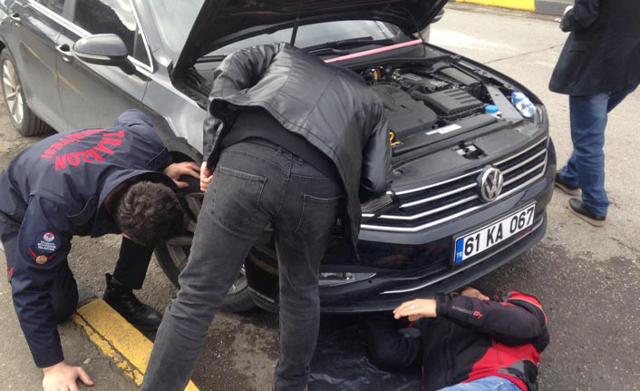 Ortahisar’da otomobil motoruna sıkışan yavru kedi kurtarıldı