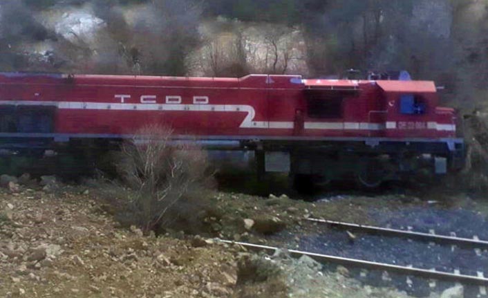 Heyelan nedeniyle tren yoldan çıktı, facia ucuz atlatıldı