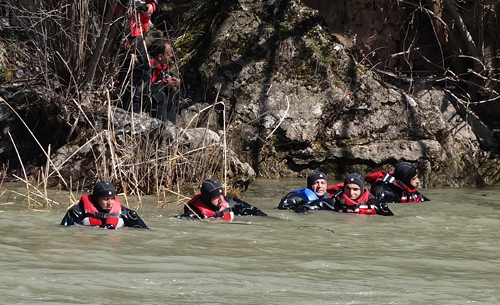 Tunceli'de munzur çayına düşen Uzman Çavuş her yerde aranıyor