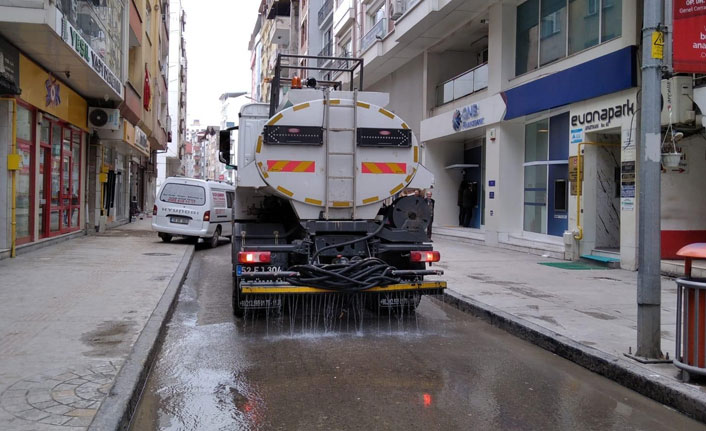 Sokak ve caddeler yıkanıyor