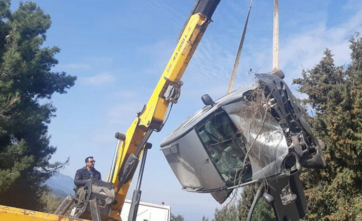 Otomobil tarlaya uçtu!