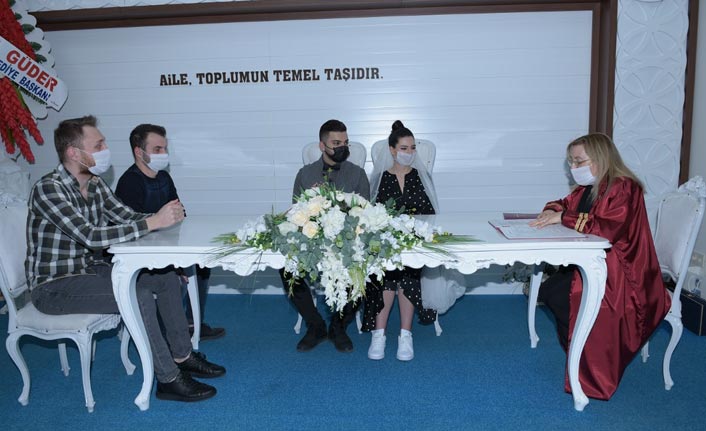 Nikahlar maskeli olarak gerçekleştirilmeye başlandı