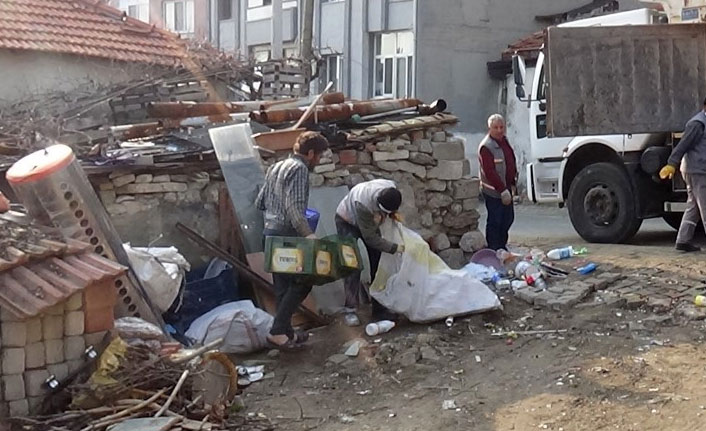 Evden 15 kamyon çöp çıktı